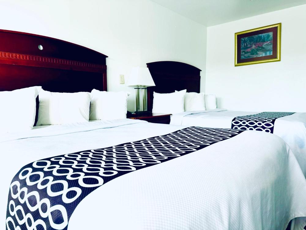 Queen Room with Two Queen Beds - Smoking interior